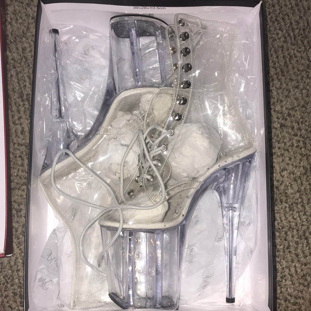 Brand new, never worn pleasers clear flamingo style women’s size 8